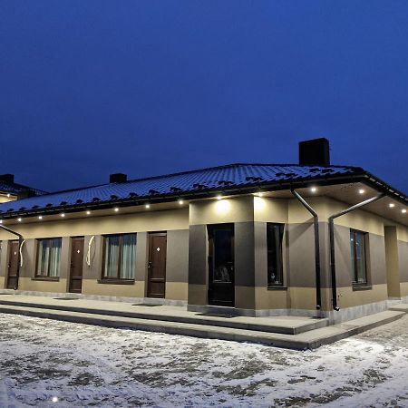 ホテルKaravan Bila Krynytsya  エクステリア 写真