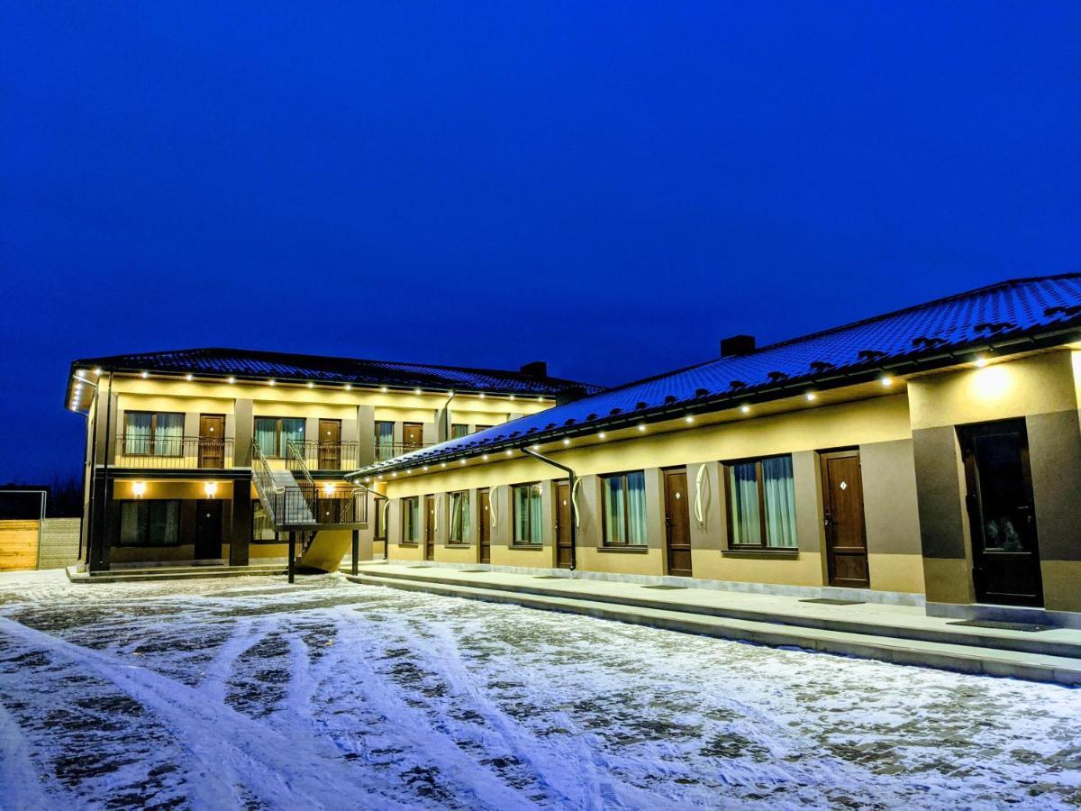 ホテルKaravan Bila Krynytsya  エクステリア 写真